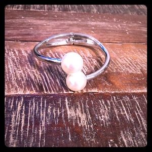 Silver bracelet with oversized pearls